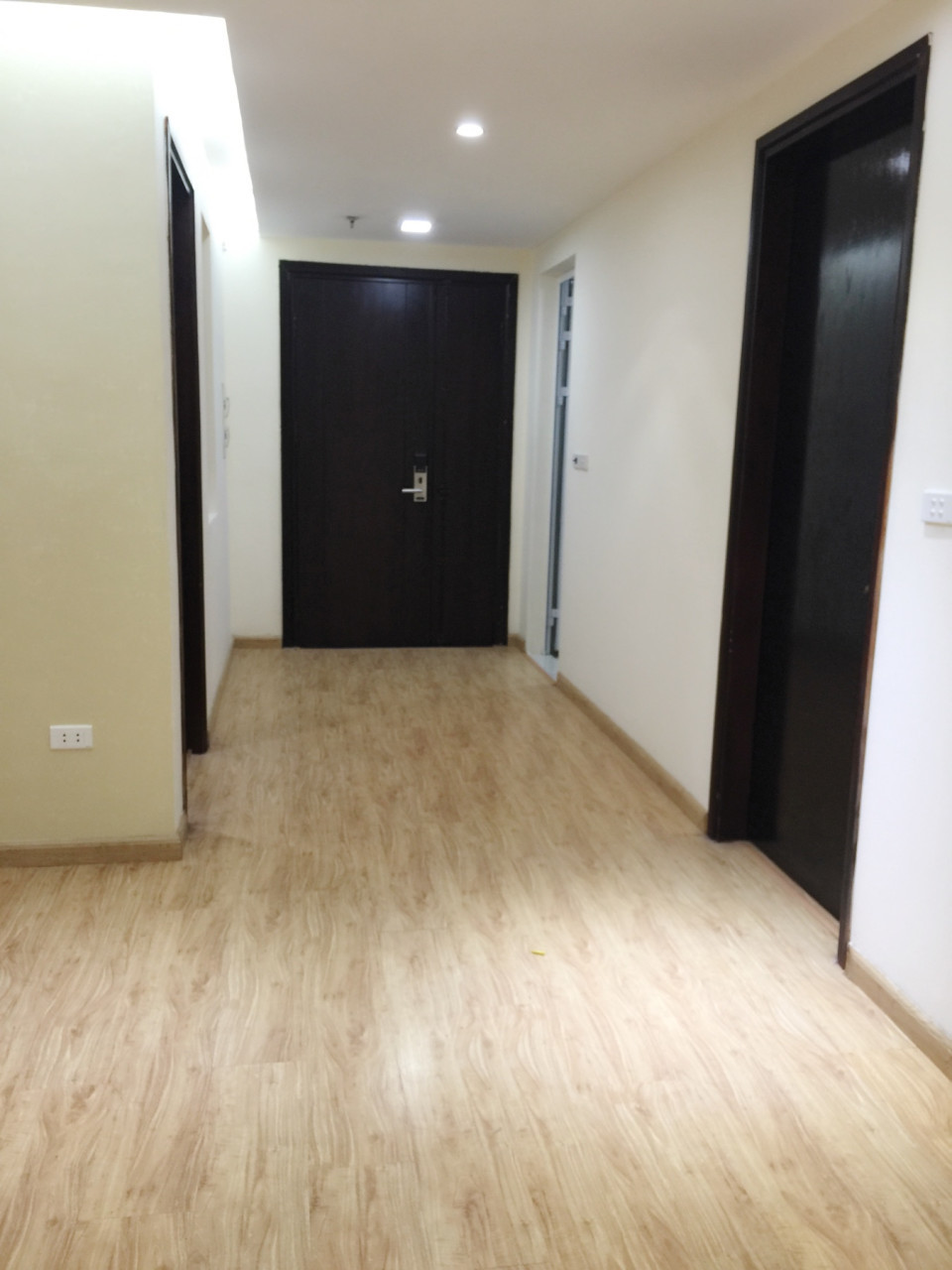 Căn hộ 95m2, 2 phòng ngủ chung cư Cao cấp Golden Land  - 275 Nguyễn Trãi đầy đủ nội thất cơ bản cho thuê 9 triệu/tháng. Liên hệ: 01678.182.667 696777
