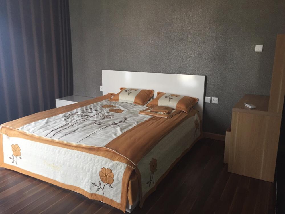 Cho thuê gấp căn hộ chung cư 90 Trần Thái Tông, DT 120m2, 3 phòng ngủ, đủ đồ cơ bản, chỉ 15 tr/th 812753