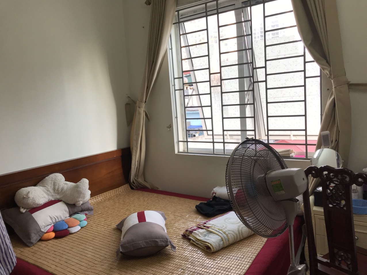 Cho thuê chung cư X2 Nguyễn Cơ Thạch, DT 70m2, 2 PN, điều hoà, tủ bếp giá 7,5tr/th. 0962830896 930208