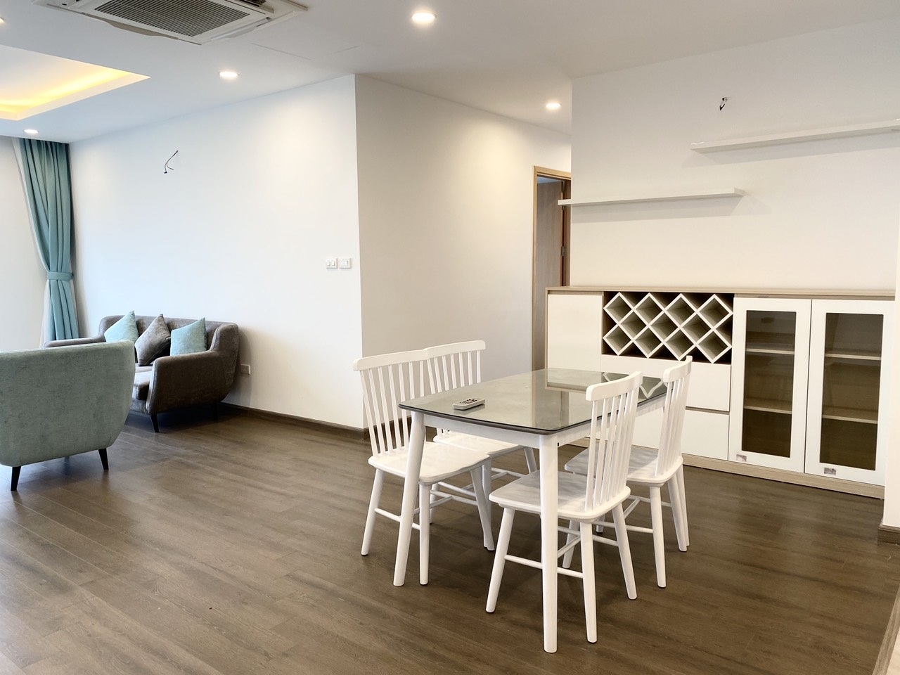 Cho thuê căn hộ cao cấp FLC Twin Tower 265 Cầu Giấy, 2PN, đủ đổ rất đẹp, giá thuê 13 tr/ tháng, miễn phí quản lý, phí dịch vụ 1 năm. LH 0981623047 955382