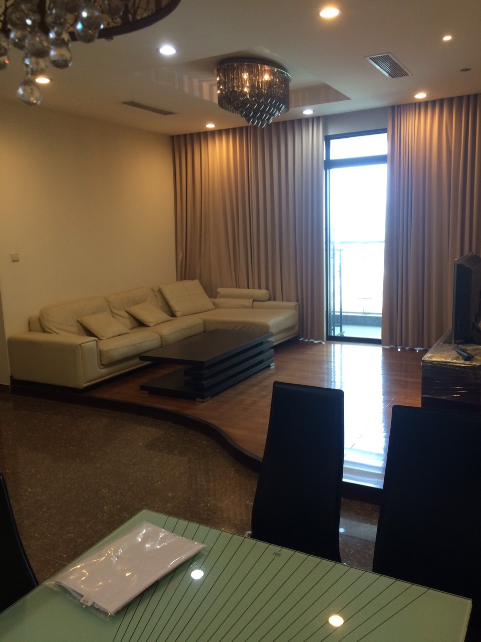 Cho thuê căn hộ 130m2 thiết kế 2 phòng ngủ đầy đủ nội thất Vincom Bà Triệu, Lh 0974429283  994450