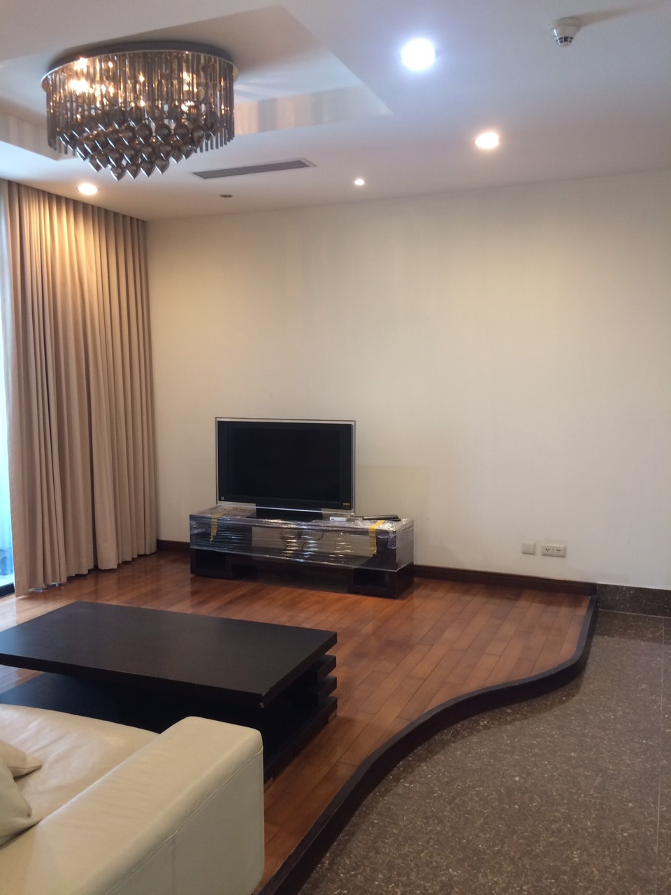 Cho thuê căn hộ 130m2 thiết kế 2 phòng ngủ đầy đủ nội thất Vincom Bà Triệu, Lh 0974429283  994450