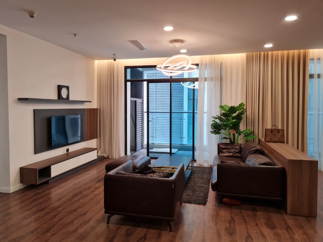 Cho thuê căn hộ tòa chung cư Vincom Bà Triệu, 160m, 3 phòng ngủ đầy đủ nội thất cao cấp, ảnh thật 1005379