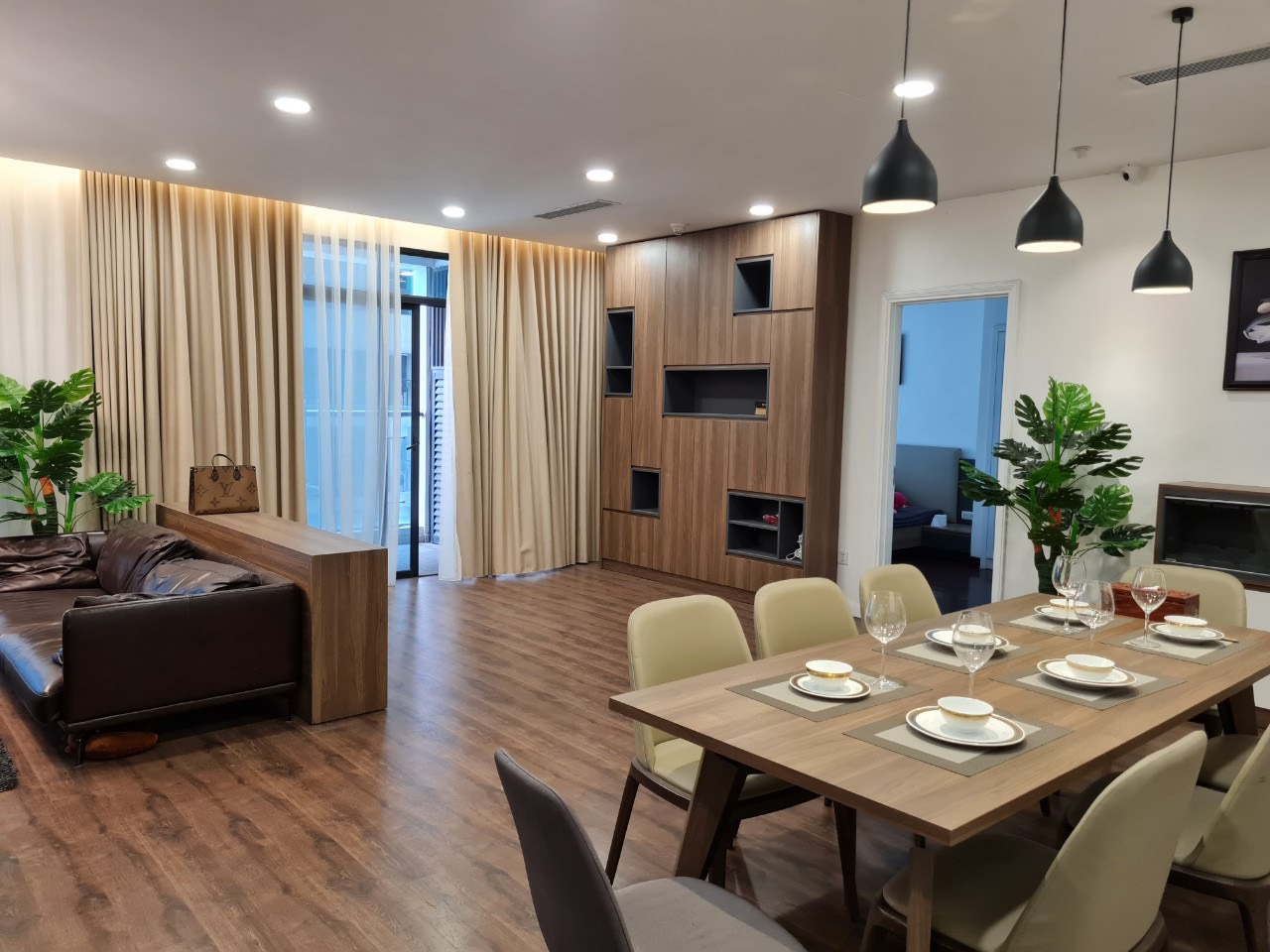 Cho thuê căn hộ tòa chung cư Vincom Bà Triệu, 160m, 3 phòng ngủ đầy đủ nội thất cao cấp, ảnh thật 1005379