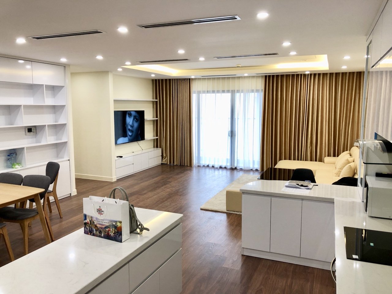 Gấp ! Chung cư Trung Yên Plaza diện tích 102 m2,2 phòng ngủ đầy đủ tiện nghi đẹp giá chỉ 14 triệu/tháng 301985