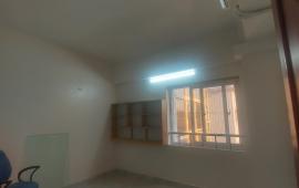 Cho thuê căn hộ D5A  Trần Thái Tông 110m2, 3 ngủ, 2vs cơ bản 13tr vào luôn